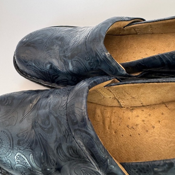 BASS Sheena Tooled Textured Paisley Slip On Blue Shoes Clogs Women's Size 9.5 - Picture 4 of 14